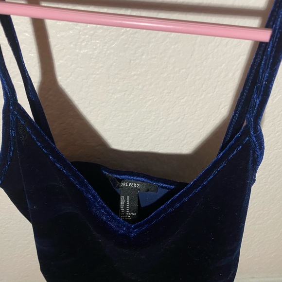 Forever 21 blue velvet crop top - Picture 2 of 4